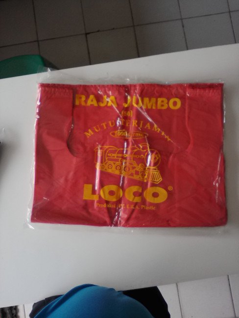 Alternative view of Kantong Plastik LOCO JUMBO Merah Uk 50 (1 kg)